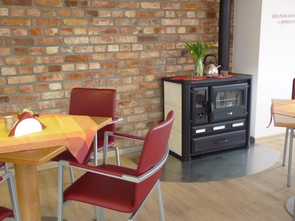 Cafe Und Pension Blohm Greifswald Exterior foto